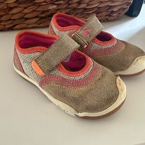Plae 6.5 toddler shoes.